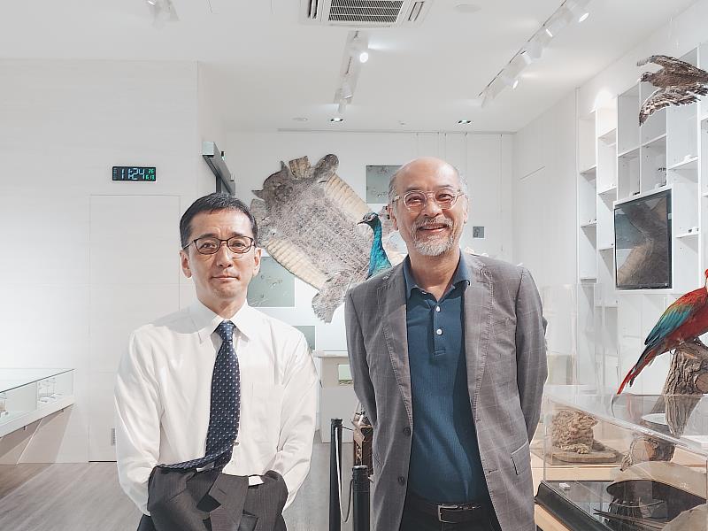 日本埼玉大學理工學研究科戸澤譲教授(左)參觀生科院自然史博物館。