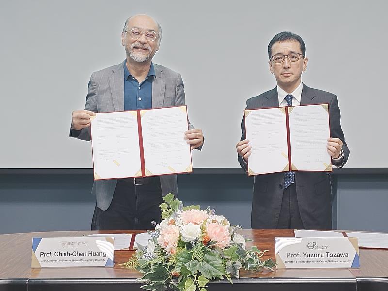 簽約儀式由興大生科學院黃介辰院長(左)與日本埼玉大學理工學研究科戸澤譲教授(右)代表簽約。