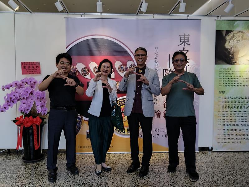竹美館葉于正館長(左1)與藝術家徐瑞芬(左2)工藝中心陳殿禮主任(右2)台灣新日化股份有限公司張志毓董事長(右1)在東之行者隨想徐瑞芬瓷繪創作展場合影