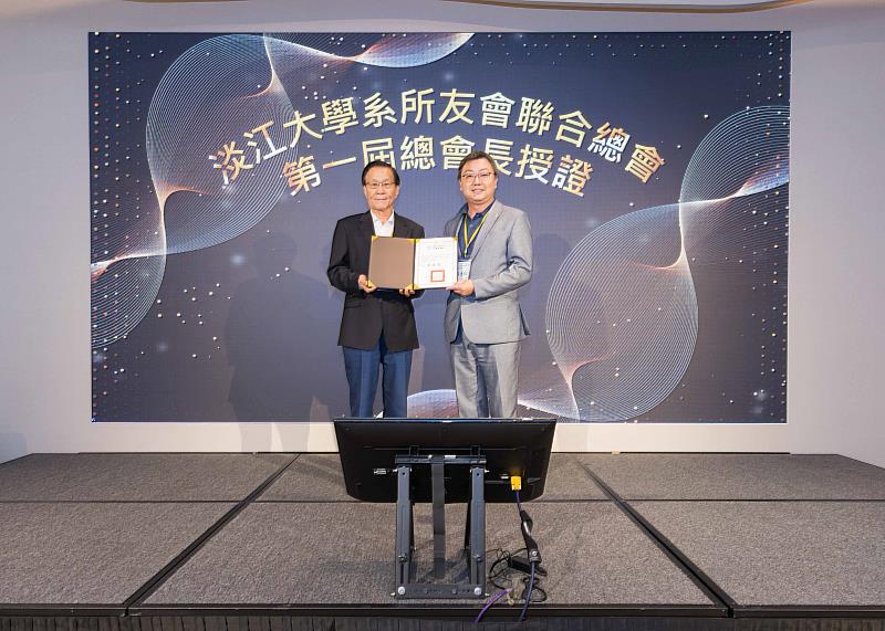 淡江大學系所友會聯合總會正式社團法人化，校長葛煥昭（左）頒發當選證書給第一屆總會長蘇志仁。（圖／淡江大學提供）