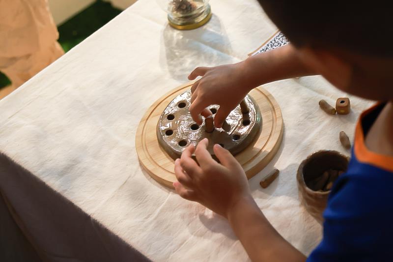 互動式桌遊作品吸引許多孩子體驗