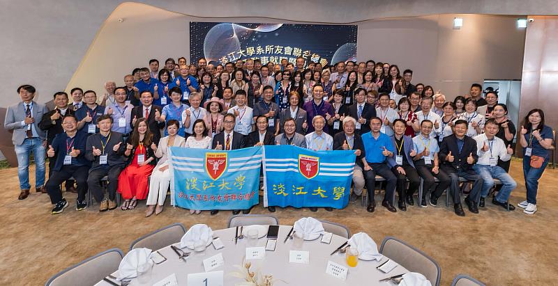淡江大學系所友會聯合總會正式社團法人化，葛煥昭校長出席第一屆理監事就職暨授證典禮，場面溫馨隆重。（圖／淡江大學提供）