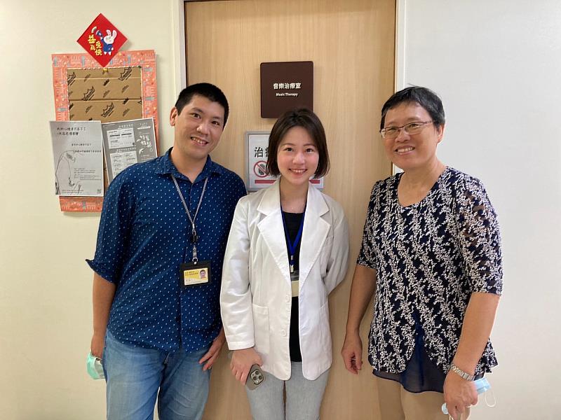 圖為黃絢凰於台東基督教醫院進行校外實習時，指導教授張乃文(右一)進行實習訪視