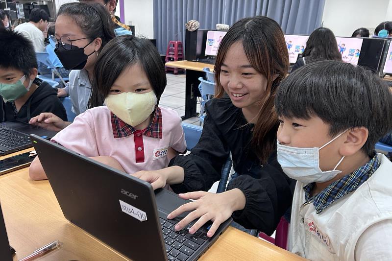 南大課程透過「一日校園事件」為情境核心，與大光國小學童一起將「同理心」具體轉化為遊戲敘事的出發點。