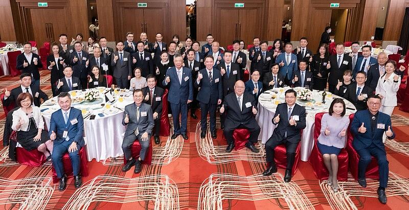 新創總會楷模幹部與新科楷模相見歡，溫馨交流、合影留念，展現創業典範之間的團結。圖/新創總會提供。