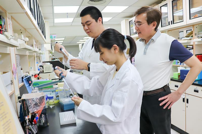梅雅俊副教授團隊長時間投入培養、觀察細胞，成功修護兔子視力。