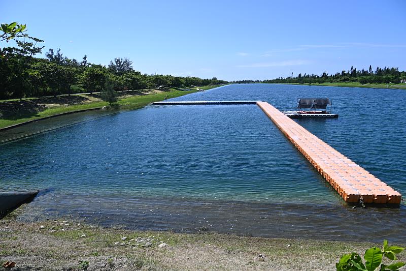 臺東活水湖暑假試辦戲水區開放游泳　森林公園票價同步調整 饒慶鈴：提升遊憩品質 守護安全第一