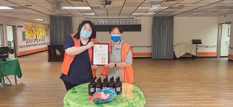 救國團仁愛區團委會手作清潔用品捐贈伊甸基金會 傳遞社會關懷