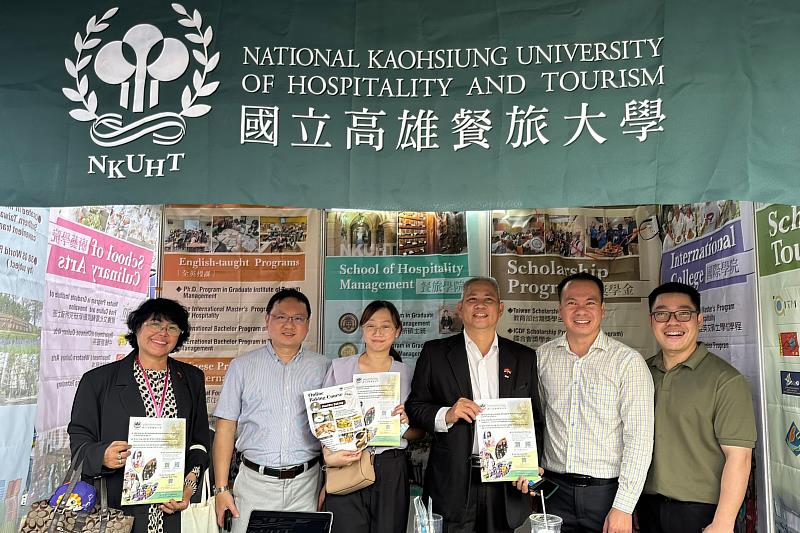 高餐大休憩系梁榮達主任、國際事務處辜俞敏行政專員、越南胡志明市留學諮詢-董事會主席 GIP UNG TAY及其秘書,偕同兩位越南籍畢業傑出校友梁世寶、黎王耀致力於越南推廣本校數位課程
