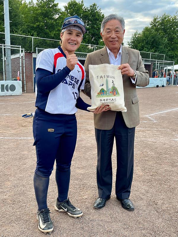 圖2：田代表致贈當地小吃予我國家隊