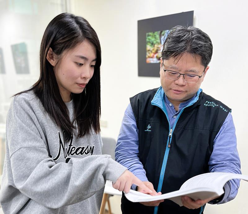 參加青年就業旗艦計畫的小璇(左)、在職場導師(右)的引導下，討論工程計畫