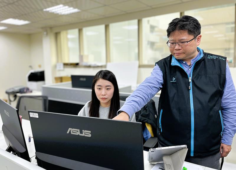 土木系碩士畢業的小璇(左),進入青艦計畫合作企業亞新工程顧問公司擔任土木工程師。職場導師(右)指導她工程預算編列