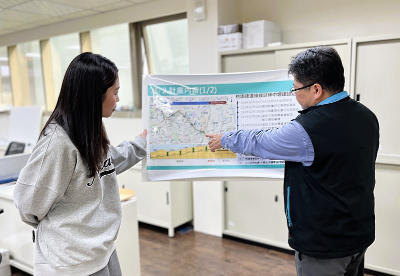 小璇(左)進入青艦計畫合作企業亞新工程擔任土木工程師。職場導師(右)指導研擬建設路徑