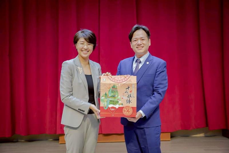 邱代理市長與許縣長相互致贈伴手禮品。
