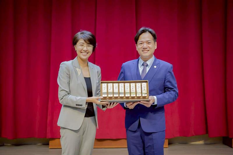 邱代理市長與許縣長相互致贈伴手禮品。