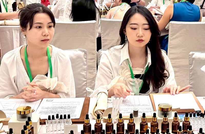 現場抽圖命題後須於110分鐘內完成香氛調配與創作理念發表