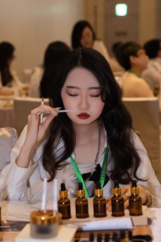 嘉藥王書卉憑藉著敏銳的嗅覺與獨特的創意奪下冠軍