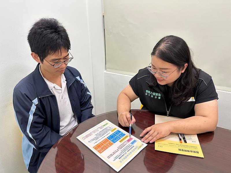 就業服務員向民眾說明「施用毒品者就業服務計畫」相關獎勵措施 (示意圖，非當事人)