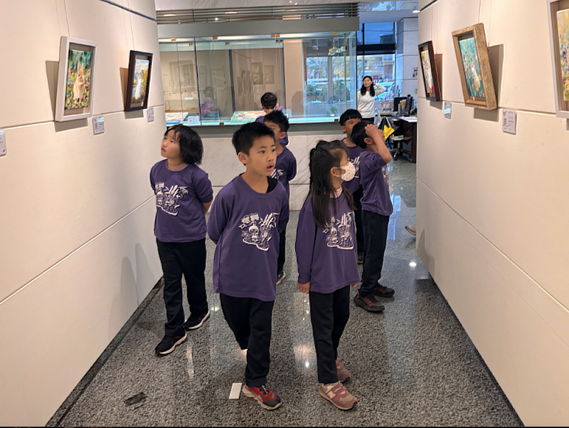 永靖鄉國小學童觀賞作品。(頂新和德文教基金會提供)jpg