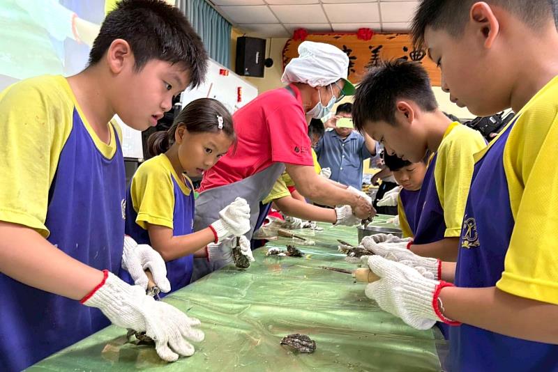 崇文國小學生體驗剖蚵