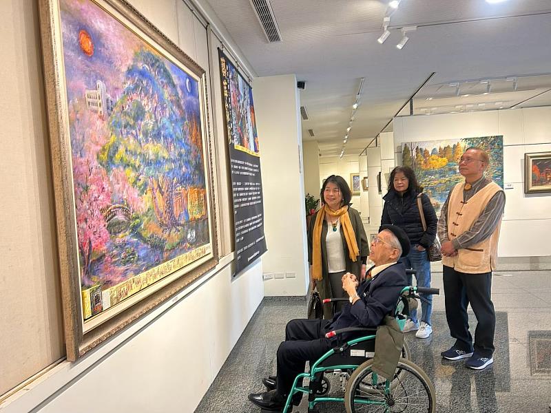 圖、彰化傑出藝術家趙宗冠博士於展場導覽解說_(頂新和德文教基金會提供)