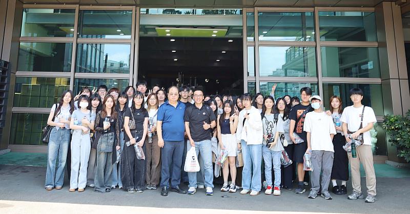化學系主任陳志欣帶領學生參訪企業，前往菁英會會長林健祥的宗瑋工業。（圖／淡江大學提供）