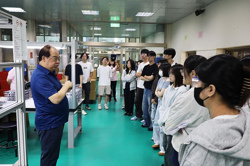 化學系主任陳志欣帶領學生參訪校友企業,林健祥董事長詳細介紹宗瑋工業公司創新研發上的突破。(圖/淡江大學提供)