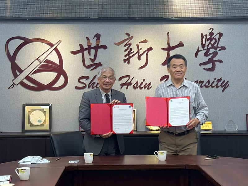 世新大學校長陳清河(左)與Virscend University校長季擎華(右)代表雙方正式締結姐妹校。(世新大學提供)