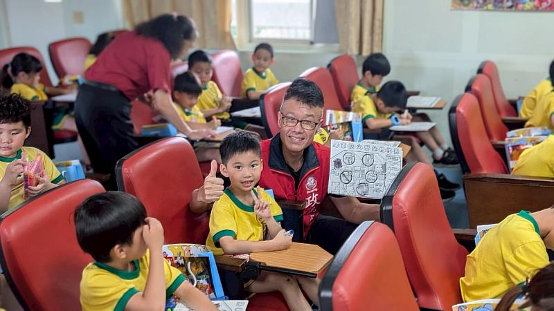 三峽國小協助學童彩繪