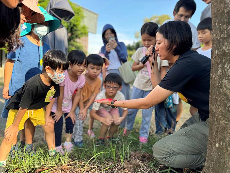 解說員向民眾說明高頭蝠的棲地與習性