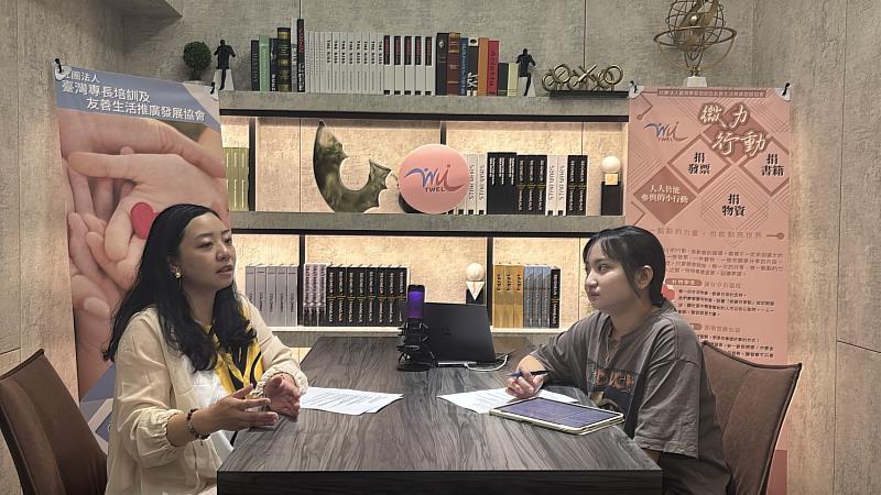 公廣系團隊成員與協會何若齊秘書長錄製職人訪談節目