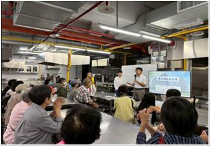 營養系徐國強教授帶領研究生及學生進行衛教宣導。