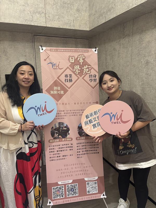 公廣系攜手「社團法人台灣專長培訓及友善生活推廣發展協會」簽訂技轉合作案,成員與協會何若齊秘書長(左)合影