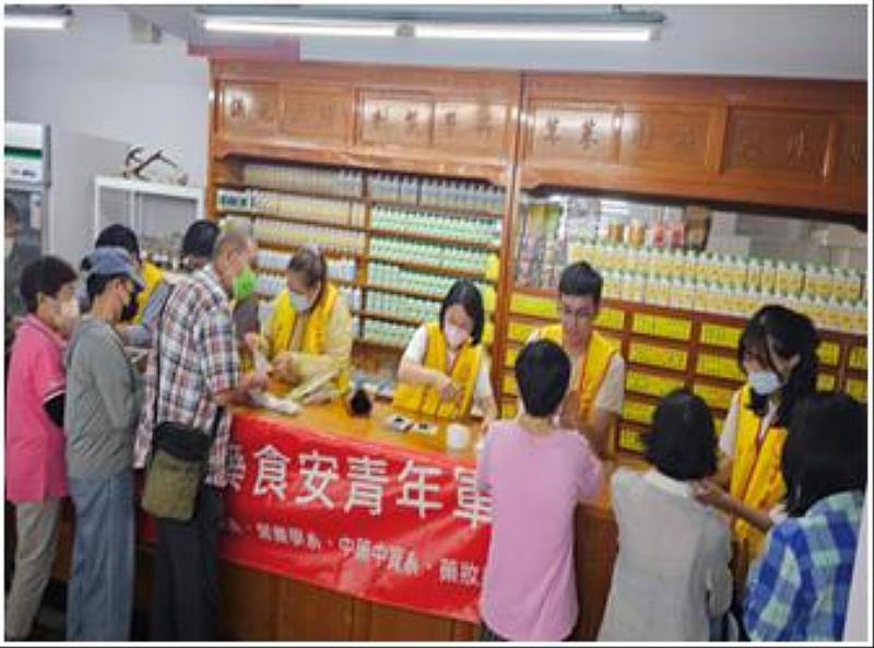 長輩們體驗紫草膏熬煮與裝瓶。