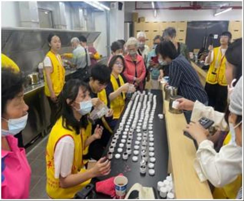 長輩們體驗抓藥，稱量所需的人參鬚、麥門冬與五味子等中藥材。