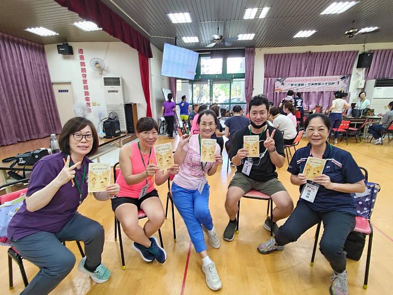 樂活學程趙久惠主任(左1)與進修部學生陳巧慧(左3)參與戲劇教案考核，與其他組員合影