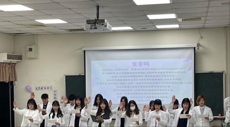 亞大心理系臨床心理組同學，在授袍典禮宣誓。