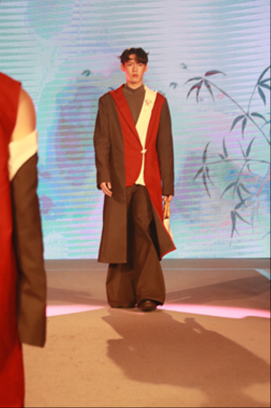 亞大時尚系林子涵同學的《京燕》系列作品，入圍「第四屆長江杯金裳獎」。