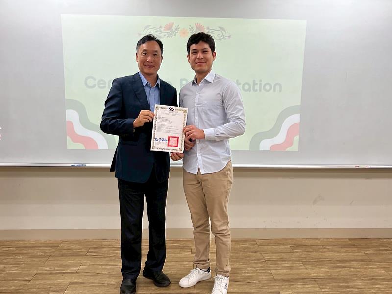 南臺科大黃能富校長於結業典禮上親自頒發證書予墨西哥索諾拉州學員，肯定學生一年的努力與成長，並勉勵他們勇敢追夢，在國際舞台上綻放光芒。