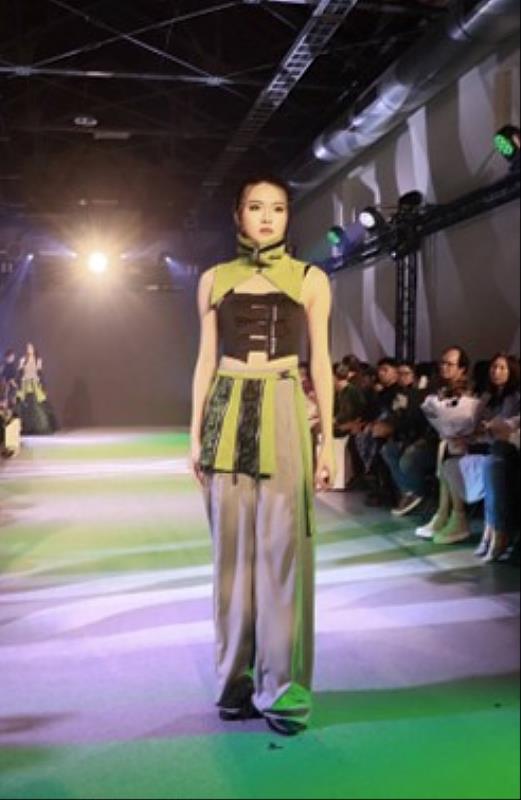 亞大時尚系夏致琳同學的《貞德的審判》作品，入圍「第四屆長江杯金裳獎」。