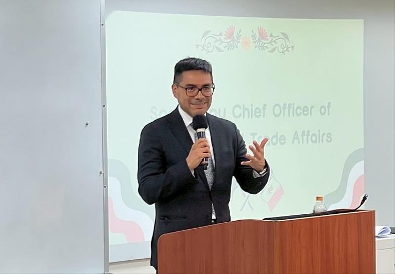 墨西哥商務簽證暨文化辦事處 Francisco Javier Martinez 副代表於南臺科大結業典禮現場致詞，勉勵學員珍惜培訓成果，成為索諾拉州科技轉型的關鍵人才。