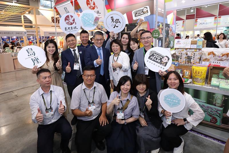 黃敏惠市長與經濟部國際貿易署署長 劉威廉(中排左三)共同為嘉市好店加油