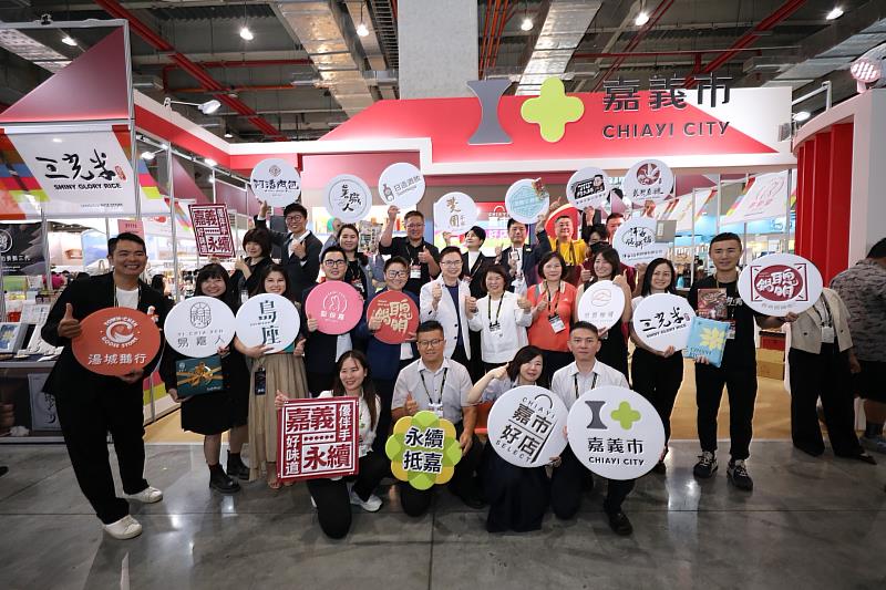 黃敏惠市長帶領15家嘉市好店 推廣美味，並與外貿協會董事長黃志芳一同合影