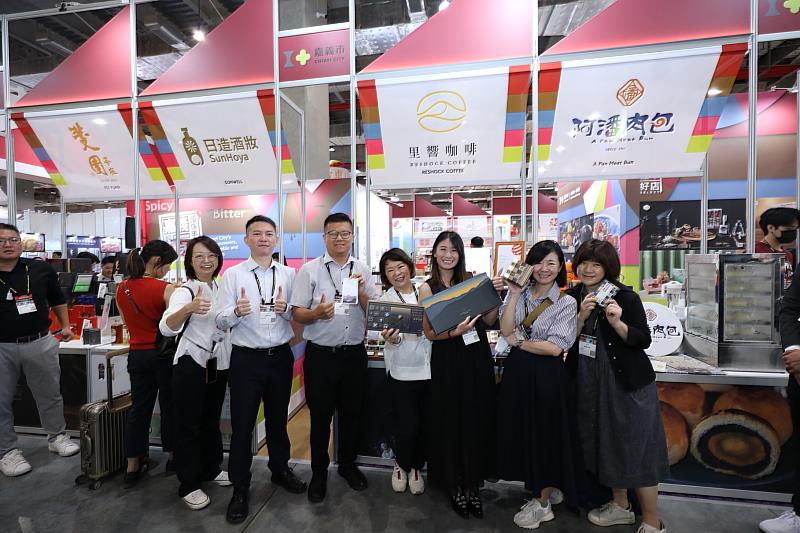 黃敏惠市長一一為15家嘉市好店業者加油打氣