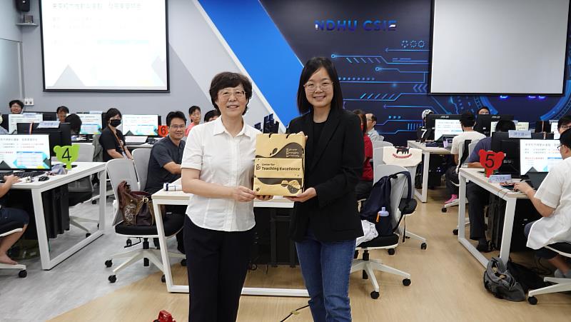 高台茜中心主任感謝國立臺北教育大學賴秋琳老師帶來豐富的課程。