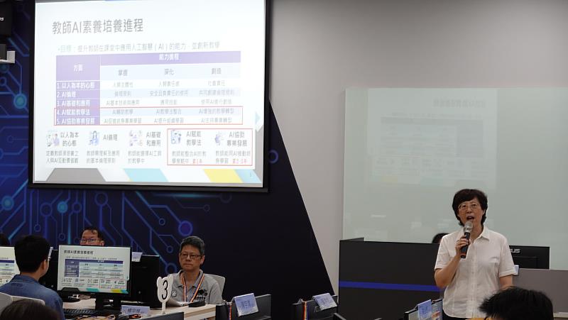 高台茜中心主任開場說明東華大學AI種子教師培訓進程與願景。