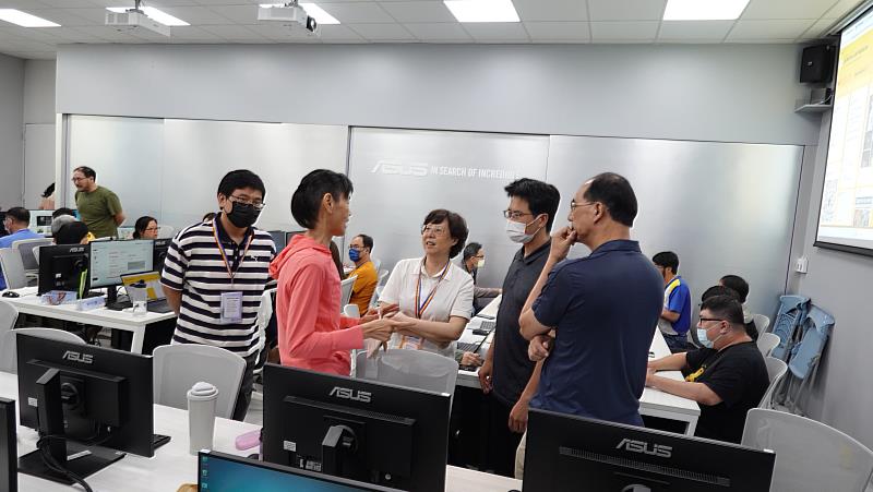 教學卓越中心高台茜中心主任及與會教師交換意見。