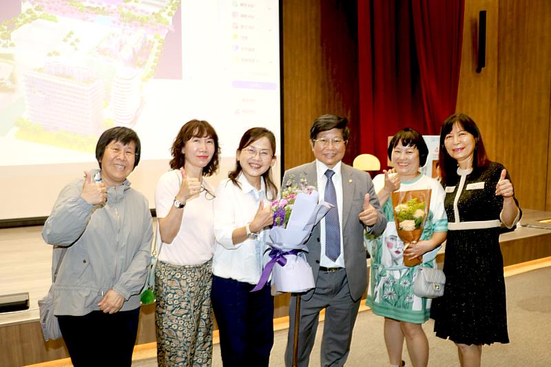 王陸海副校長伉儷與會場紛絲合影。