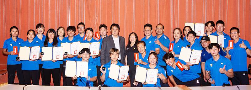 文化大學出賽世大運表現亮眼,王子奇校長與選手教練們合影。