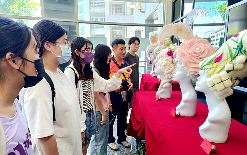簡湘紜羊毛氈藝術創作展，吸引師生欣賞。